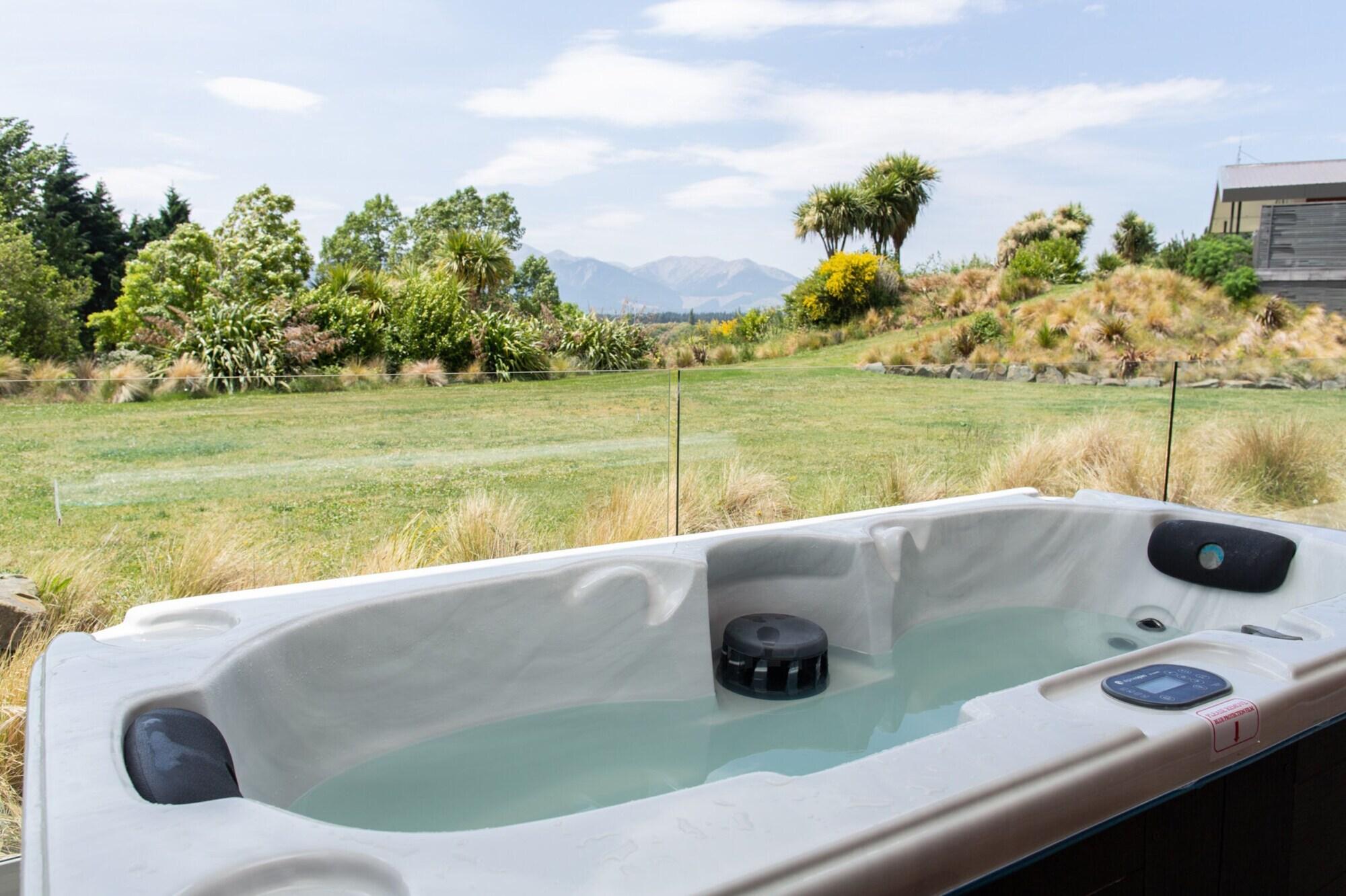 Braemar Lodge And Spa Hanmer Springs Eksteriør bilde A hot tub with a view
