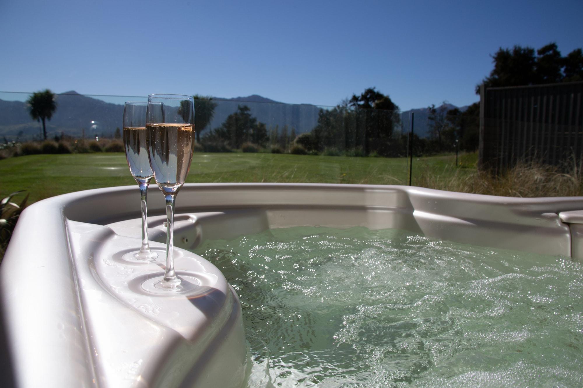 Braemar Lodge And Spa Hanmer Springs Eksteriør bilde A hot tub