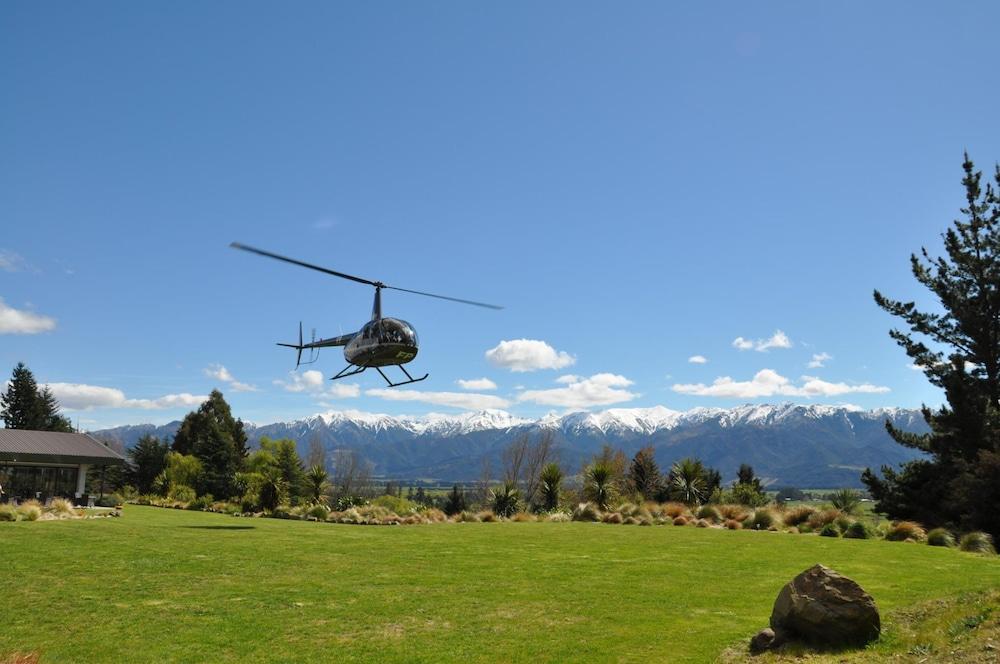 Braemar Lodge And Spa Hanmer Springs Eksteriør bilde A Robinson R44 helicopter landing at the landing area