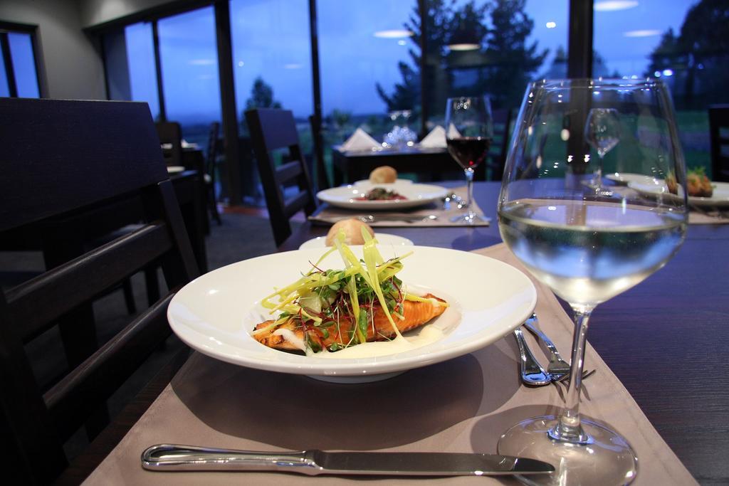 Braemar Lodge And Spa Hanmer Springs Eksteriør bilde A meal at the restaurant