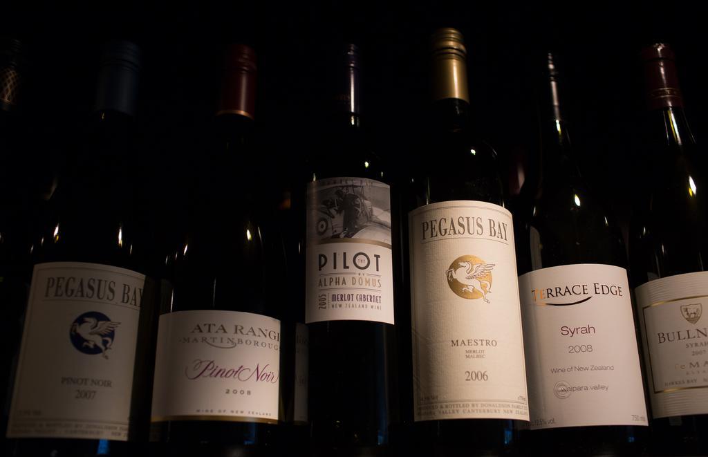 Braemar Lodge And Spa Hanmer Springs Eksteriør bilde A selection of Oregon Pinot noir