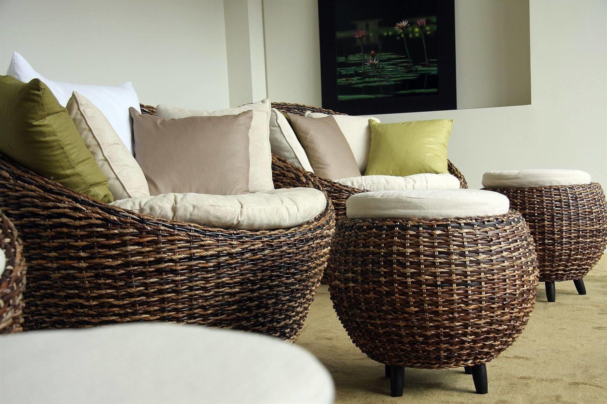 Braemar Lodge And Spa Hanmer Springs Eksteriør bilde A set of rattan furniture