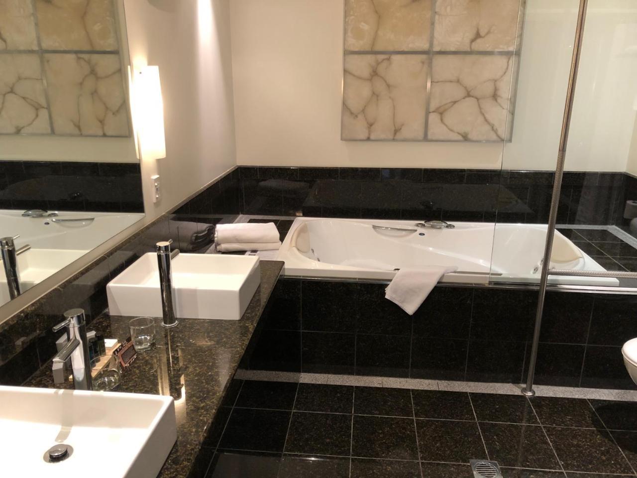 Braemar Lodge And Spa Hanmer Springs Eksteriør bilde Bathroom in a hotel